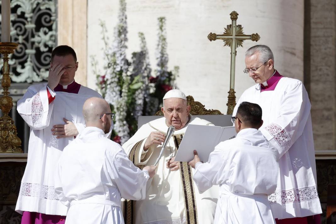 Papa, gençlerin ayaklarını yıkayıp öptü! Bakın neden... 16